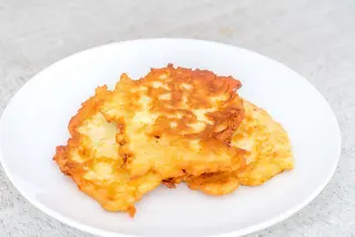 Placuszki ziemniaczane ze śmietaną z cukrem oraz owocami 200g