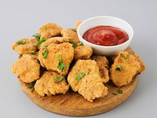 Nuggetsy z frytkami I surówką z marchewki 200g