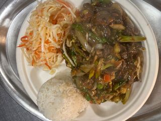 Wołowina z grzybami mun i bambusem