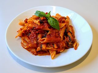 Makaron z sosem pomidorowym