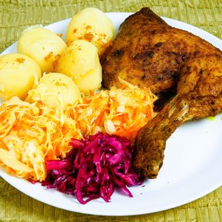 Ćwiartka Kurczaka /Ziemniaki z tł / Mix Surówek + Kapuśniak Mazurski