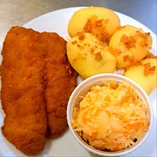 Filet z Pangi /Ziemniaki z tł / Mix Surówek + Żurek