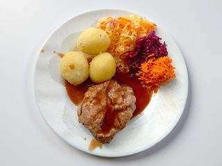 Delikatna karkówka w sosie pieczeniowym