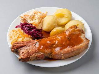 Żeberko wieprzowe duszone w sosie