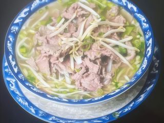 Zupa Pho z wołowiną gotowaną (duża porcja)