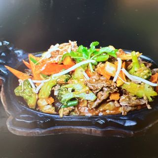 Wołowina po tajsku na gorącego półmiska