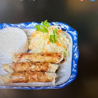 Sajgonki z surówką