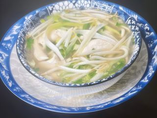 Zupa z makaronem ryżowym i kurczakiem