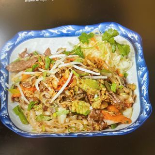 Makaron chiński smażony z wołowiną