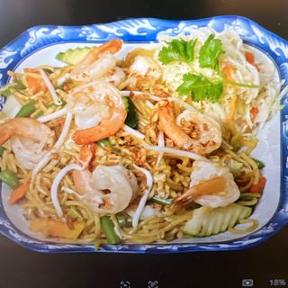 Makaron chiński smażony z krewetkami