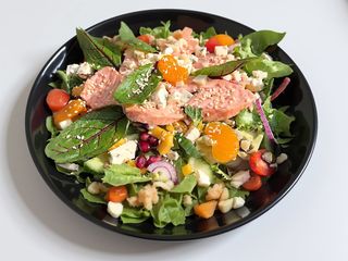 Sałatka z grillowanym łososiem