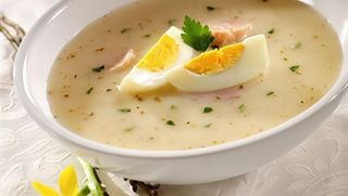 Żurek z białą kiełbasą i jajkiem,grzankami i chrzanem