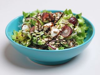 Sałatka z kozim serem i winogronami