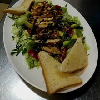 Sałatka z kurczakiem i awokado