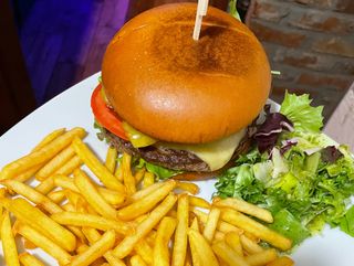 Burger wołowy z frytkami i sałatką