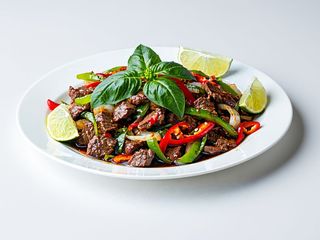 Cielęcina po tajsku na gorącym żeliwie 350g