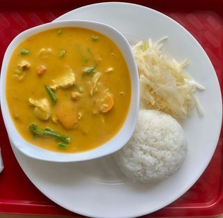 T4 Kurczak curry po tajsku na ostro z sokiem kokosowym