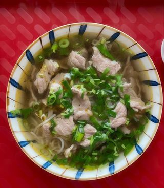 V7 Zupa z makaronem ryżowym cienkim i wołowiną