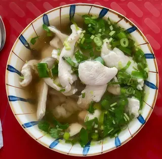 V8 Zupa z makaronem ryżowym cienkim i kurczakiem