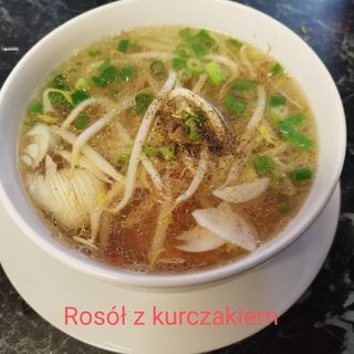 Rosól z makaronem sojowym i kurkzakiem