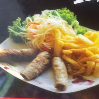 Sajgonki z frytkami i surówką 3szt