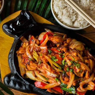 Kurczak na gorącym półmisku