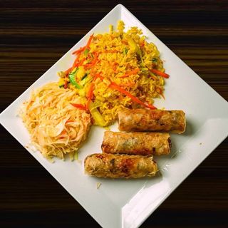 Sajgonki z ryżem i surówka 3szt