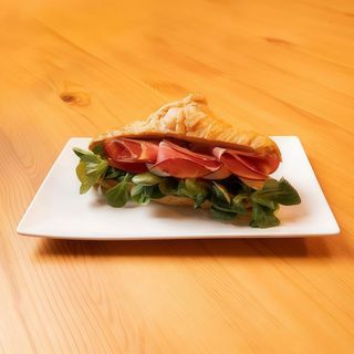 Croissant z szynką i jajkiem