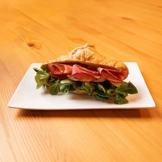 Croissant z szynką i jajkiem