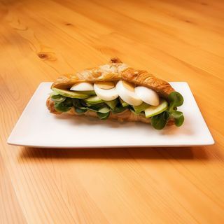 Croissant z jajkiem i awokado