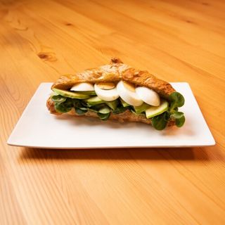 Croissant z jajkiem i awokado