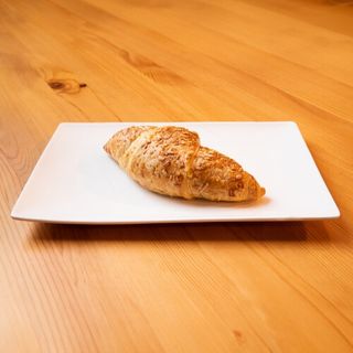 Croissant z szynką i serem