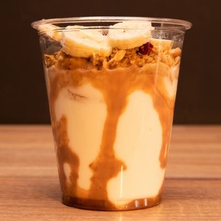 Jogurt naturalny z bananem albo z kiwi, albo owocami sezonow. 260-300g