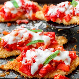 Filet z kurczaka panierowany z suszonymi pomidorami i serem