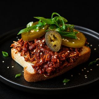 Shokupan z szarpaną wieprzowiną BBQ