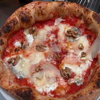 Regina 30cm-sos, ser mozzarella, plastry pomidorów, bazylia...