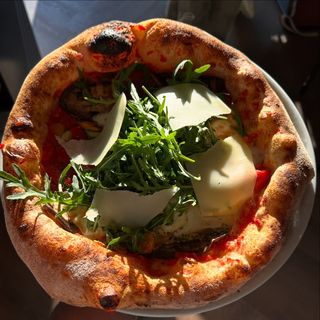 Parma de Rucola 50cm-sos, szynka parmeńska, ser parmezan, rukola, oliwki...