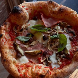 Capriciosa 30cm-sos, ser, szynka, tuńczyk, pieczarki, karczochy...