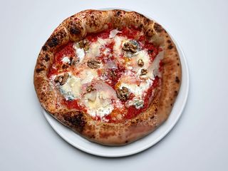 Regina- 50cm......sos, ser mozzarella, plastry pomidorów, bazylia...