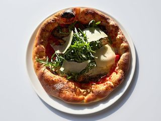 Parma de Rucola 30cm-sos, szynka parmeńska, ser parmezan, rukola, oliwki...