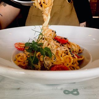 9. Makaron z szarpaną wieprzowiną w sosie serowym