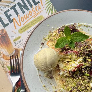 5. Pancakes wiśnie w żelu z pistacją