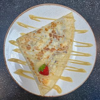 6. Naleśnik wiśnia z pistacją