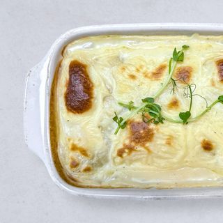 14. Naleśnik z mięsem mielonym bolońskim i pieczarkami