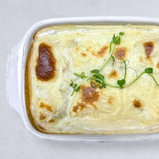 16. Naleśnik z kurczakiem, szpinakiem i serem camembert