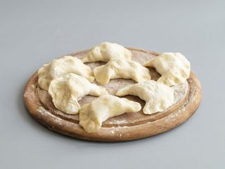 Pierogi z kapustą i grzybami w sosie 8szt
