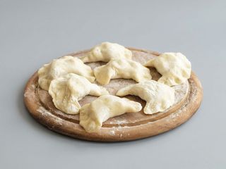 Mix pierogów wytrawnych w sosie 8 szt