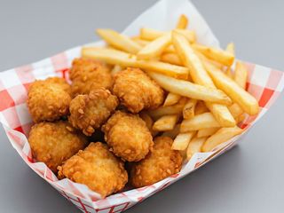 Chicken nuggets 8szt+ frytki