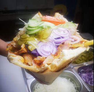 Kebab w bułce z frytkami duży