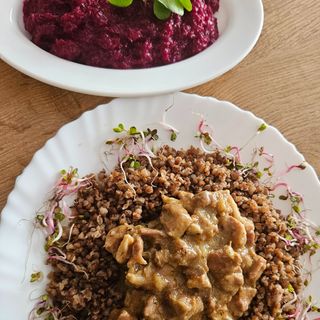 Gulasz wieprzowy z kaszą bulgur, buraczki zasmażane